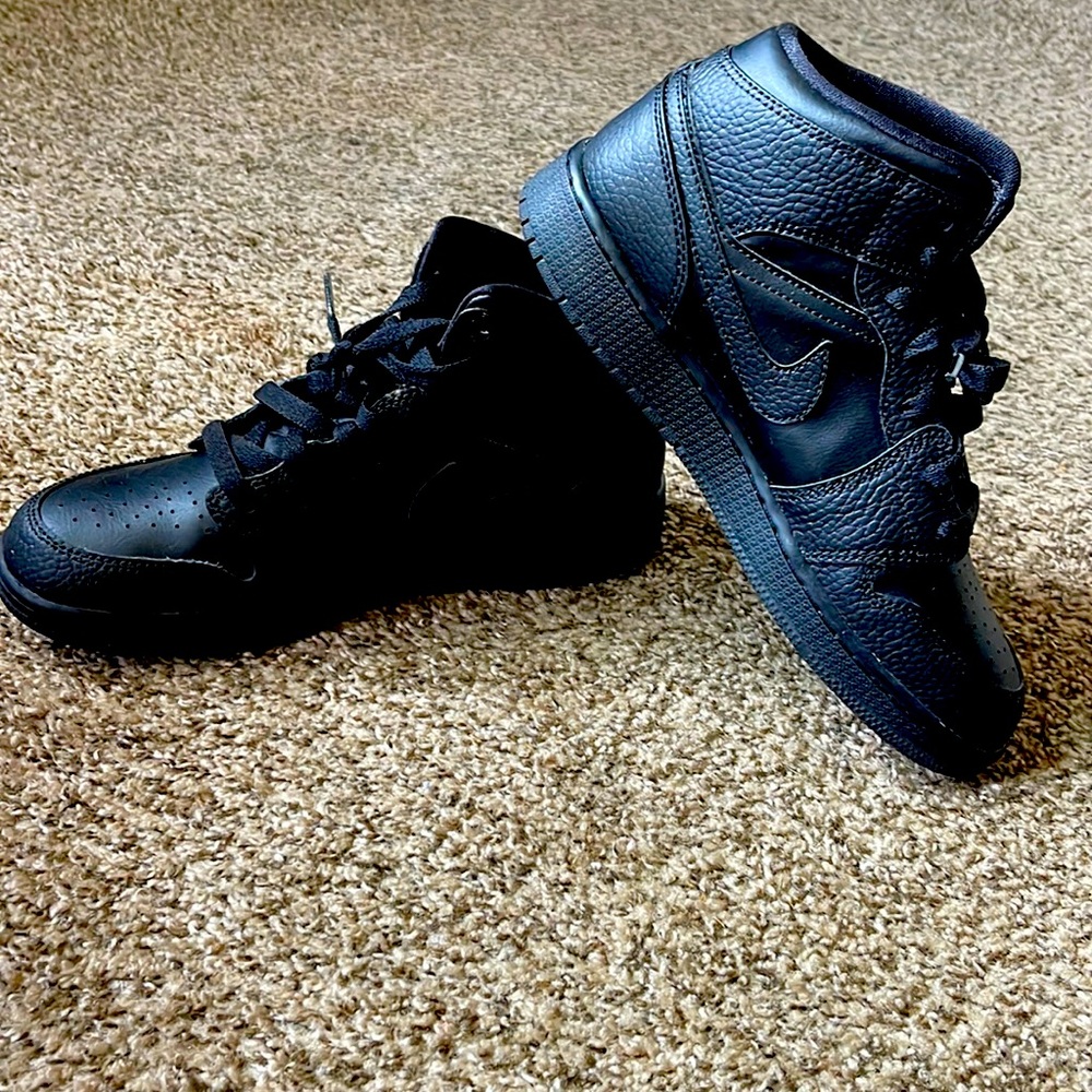 Air Jordan 1 Mid GS 'Triple Black